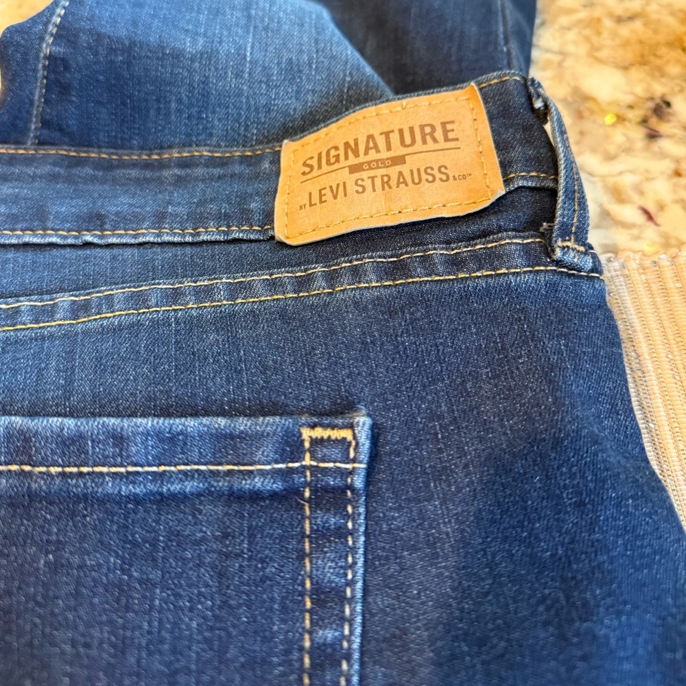 Levi Strauss Signature Gold Mid-Rise Cuffed Capri Jeans, Size 20 - Picture 5 of 9